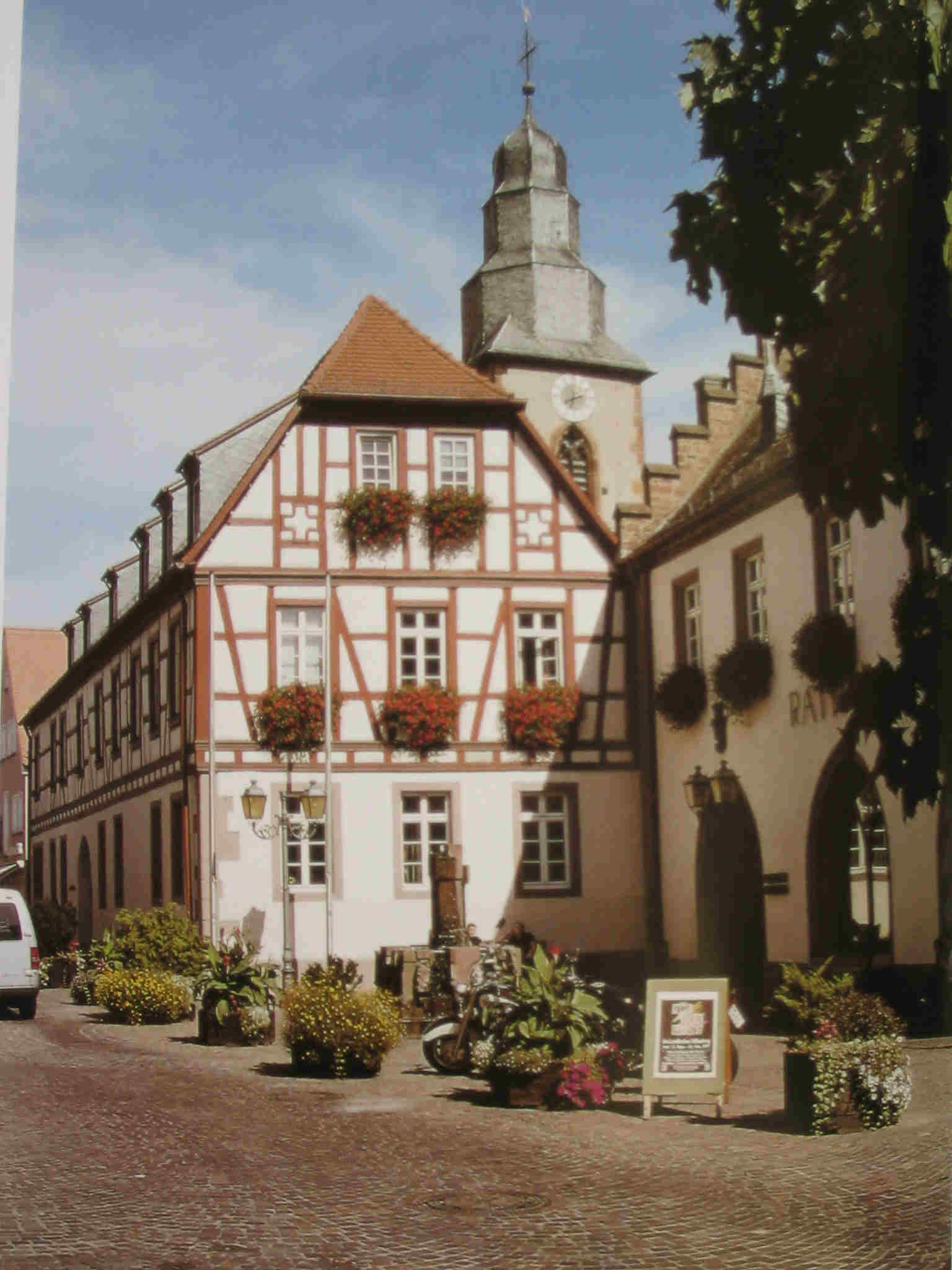 Rathaus Kirchturm Blumen