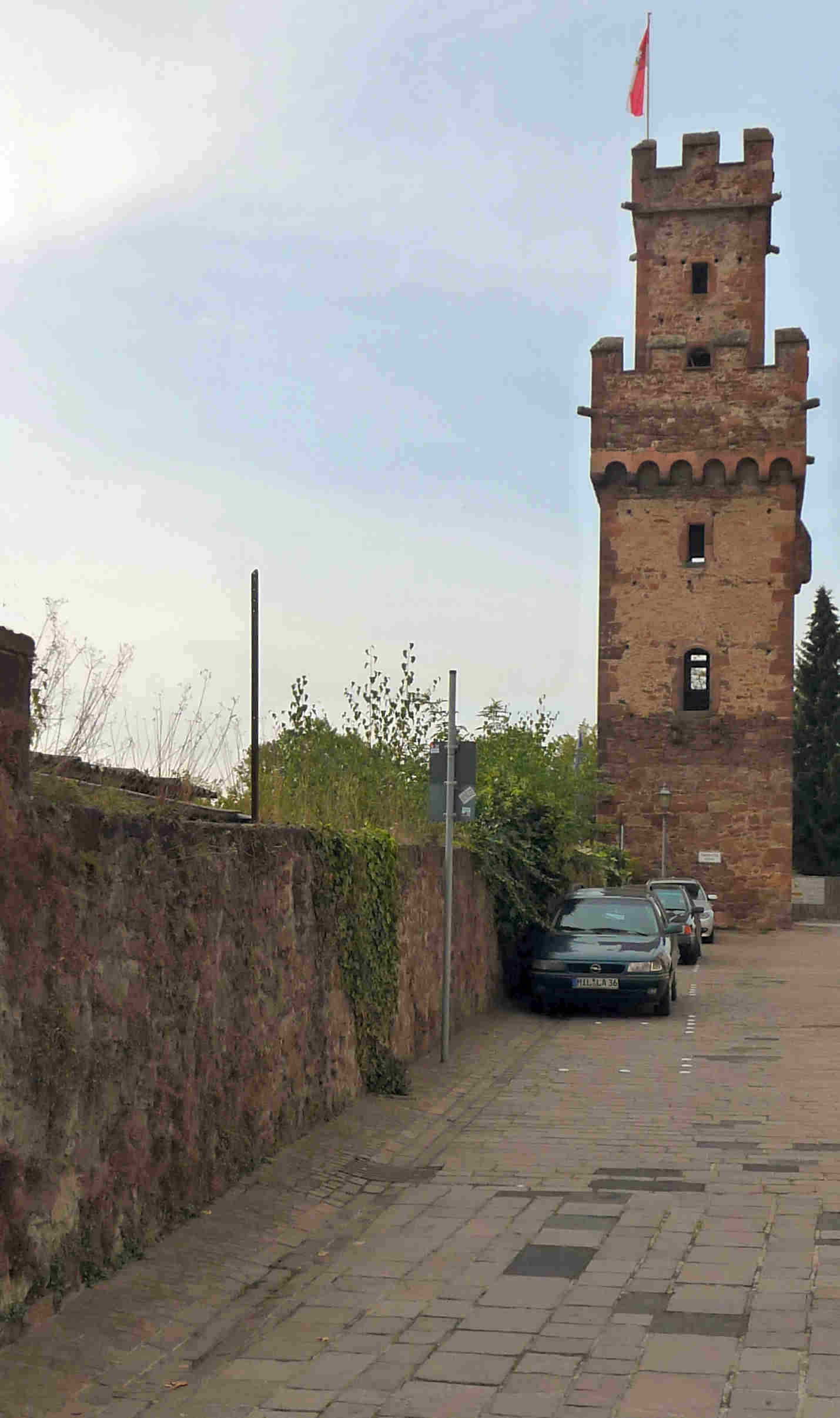 Stadtmauer Almosenturm lang