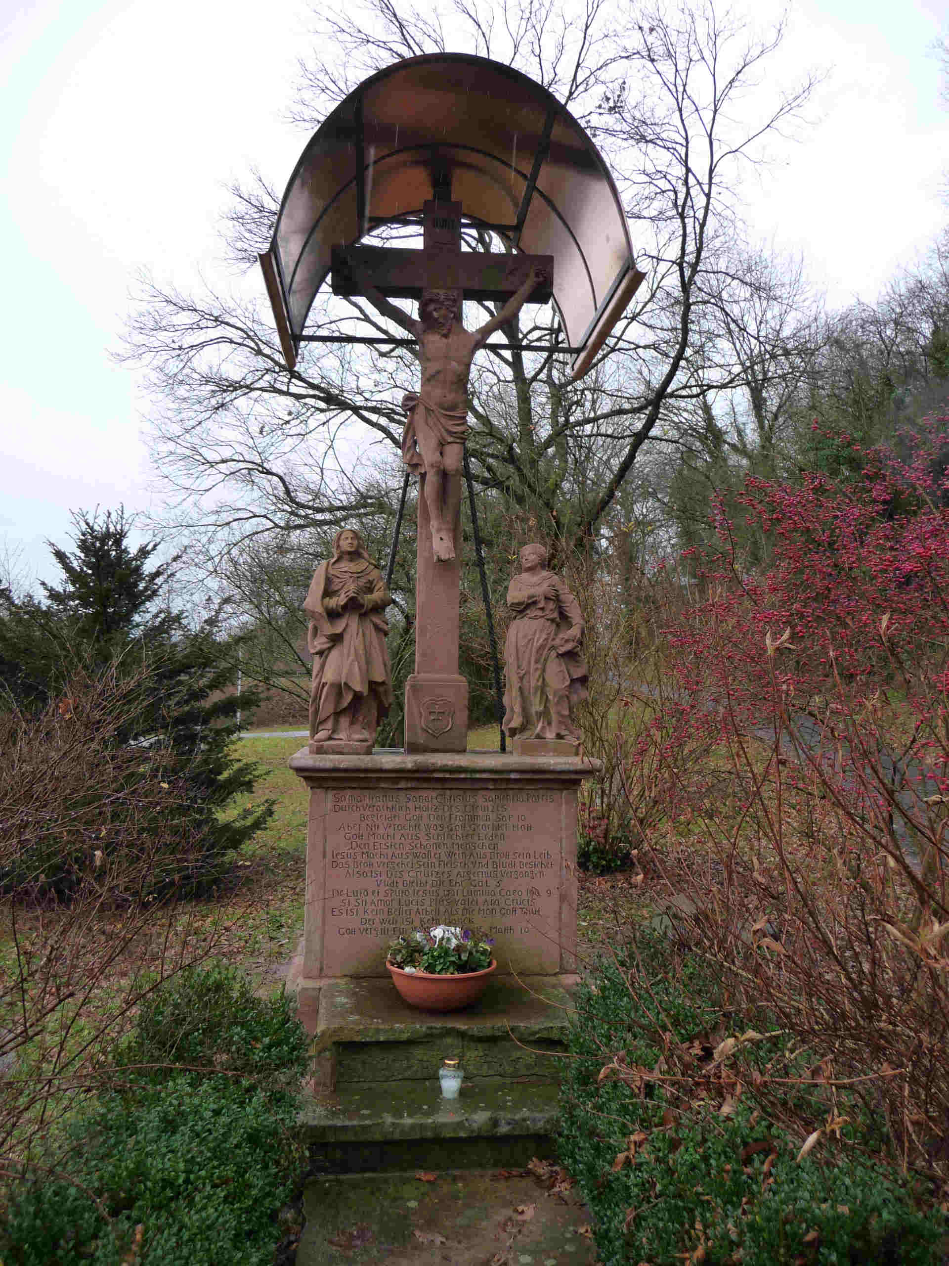 Steinernes Kreuz mit Kupferdach