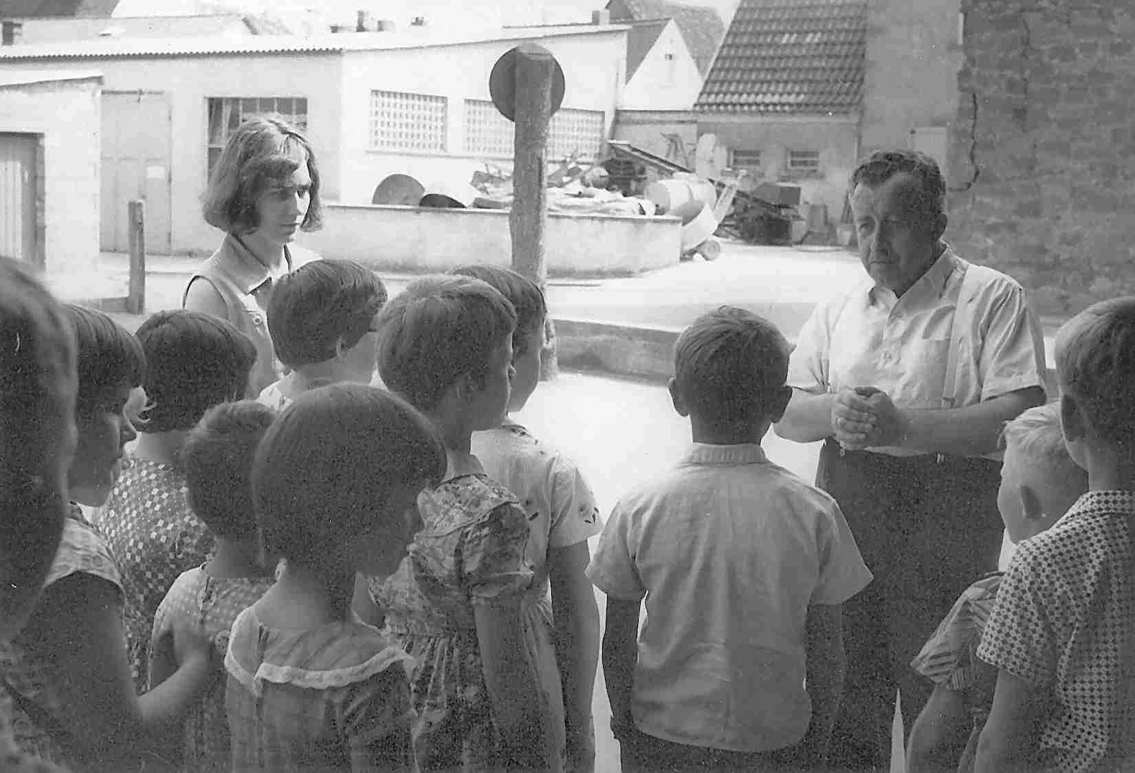 Weiler bei Stadtfuehrung mit Schuelern