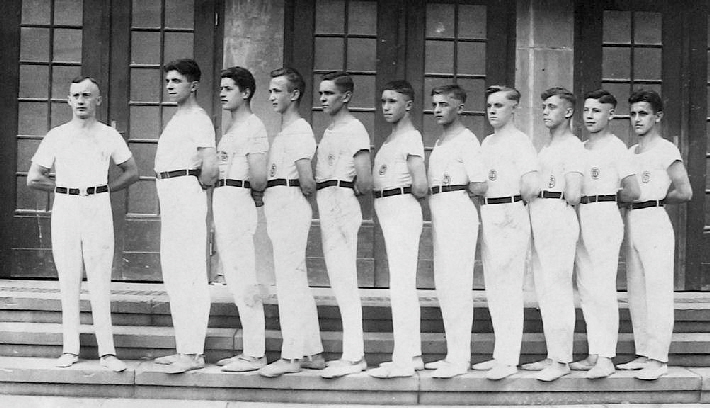 15_01 Turnriege Felix Raups vor Stadthalle ca 1927