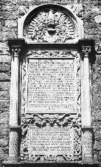 17_1 Grabmal alt an Auenwand Kirche