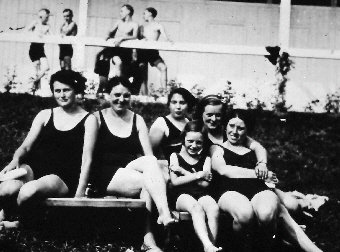 2014-10-2 Main Damen im Schwimmdress Ausschnitt