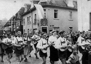 2014-33-3 Festzug mit Mandolinengruppe