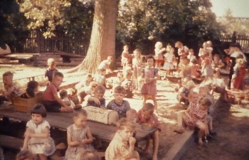 2014-47-2 Kinder im Garten