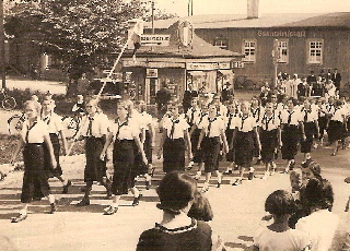 2017_28_03 Bahnhofwirtschaft mit M�dchenfestzug alt Familienalbum-061
