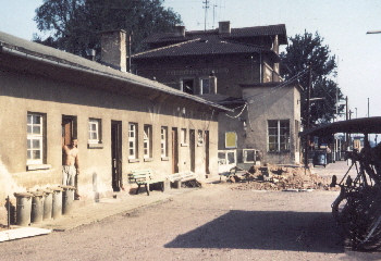 2017_33_02 Bahnhof alt Obernburg-Elsenfeld Nebengeb�ude 1960 ca