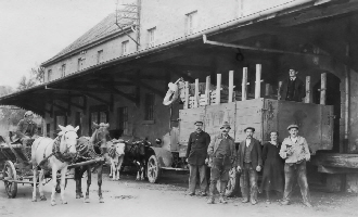 2017_35_03 Glanzstoffstra�e Lagerhaus Eisenbacher Obstbauern von links Josef Wolf Alois Hitzel