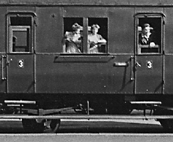 2017_41_02 Waggon Klasse 3 Mil_wir fuhren immer 3 Klasse Bahnsteig 2