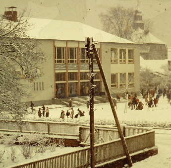 2018_12_5 Blick von Lindenstrae auf Volksschule, Kinder spielen im Schnee, Zaun um Grundstck Gefngnis