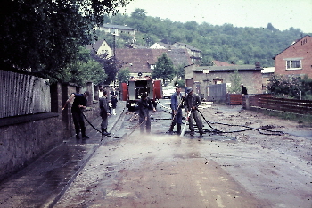 2018_41_1 Jahnstrae Feuerwehr spritzt verschlammte Strae nach Wolkenbruch ab