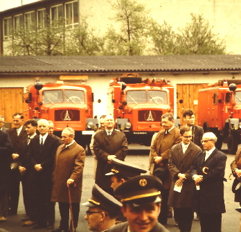 2018_42_4 Jahnstrae Feuerwehr Einweihung erstes Gertehaus mit Fahrzeugen, Ballmann, Schfers, Ball, Rgner, Ziemlich, Pilzweger jung, 