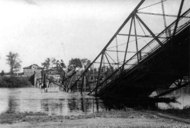 47_3 Mainbrücke gesprengt mit BahnhofMAL008