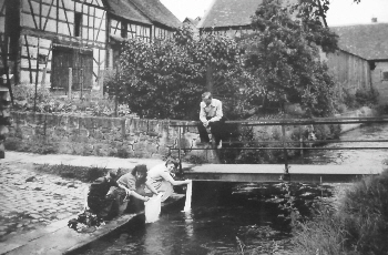 53_02 2016 Wasserpforte Frauen beim Wscheauswaschen 1950